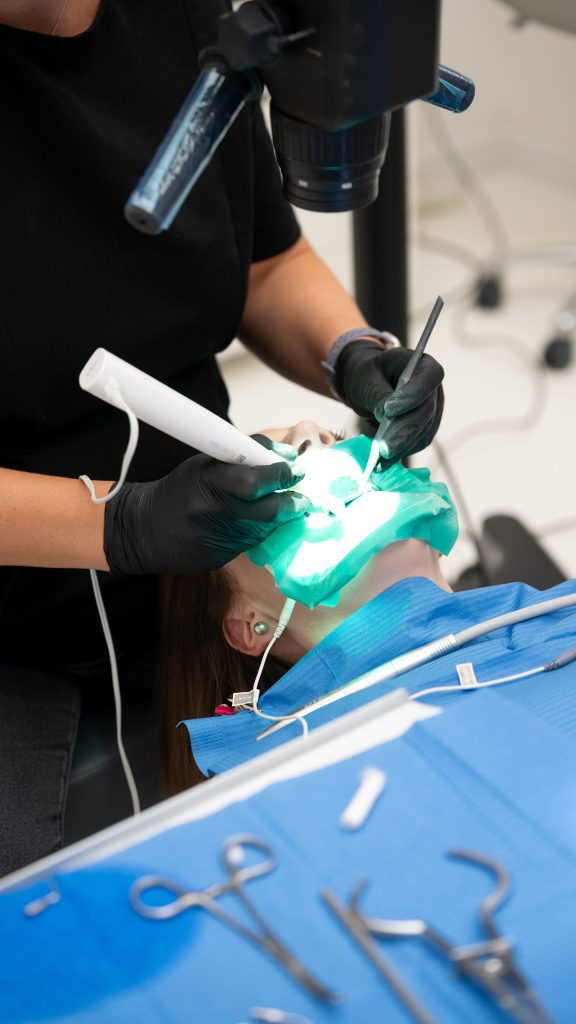 Endodonție la Microscop www.smilebydrilia.ro 2608