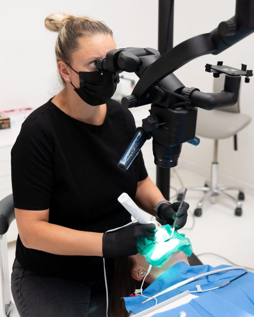 Endodonție la Microscop www.smilebydrilia.ro 2610