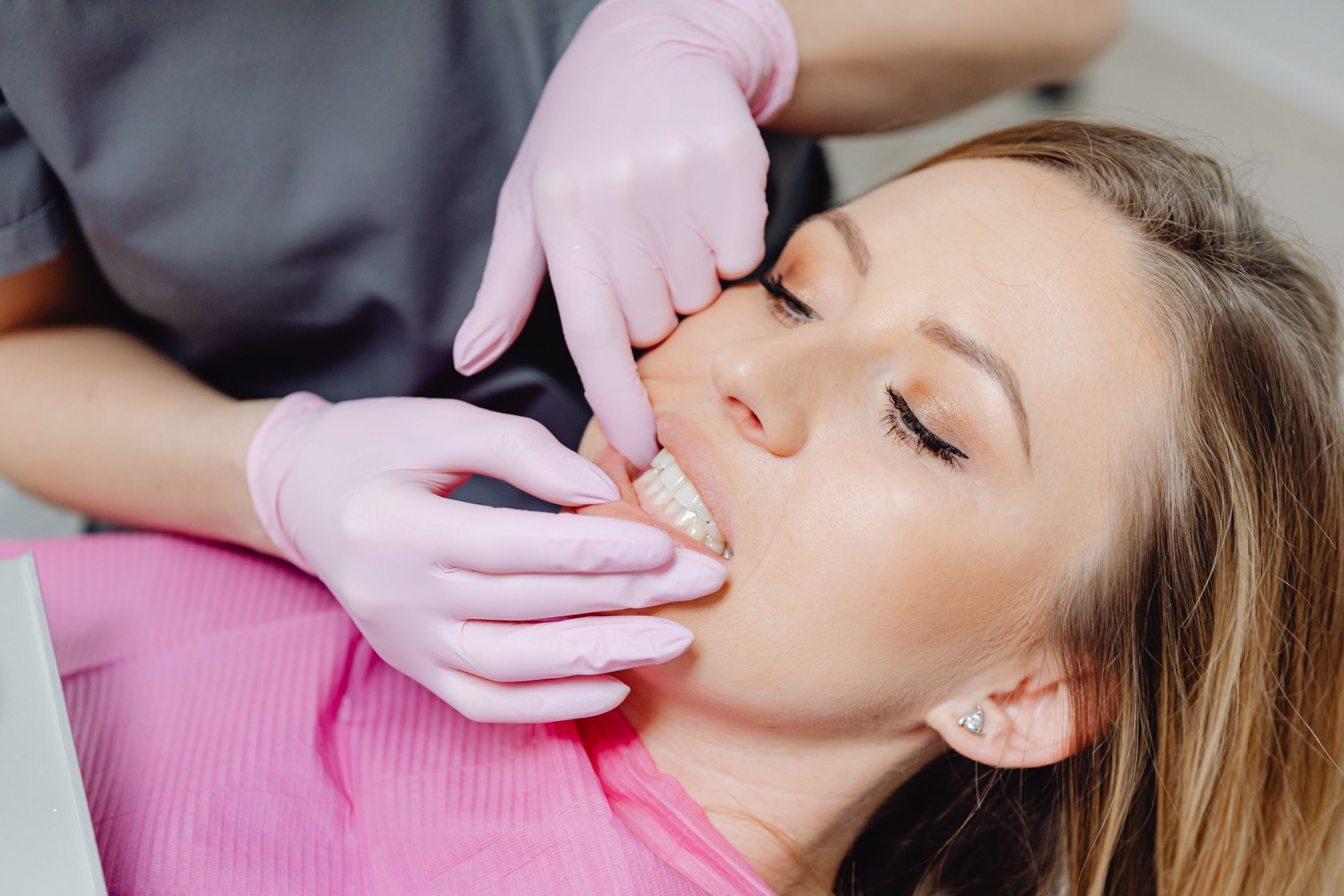 Gingivită sau parodontoză? Cum faci diferența? www.smilebydrilia.ro 2899
